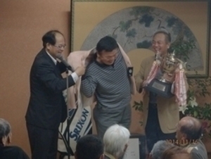 *優勝ジャケットを羽織る栗原さん